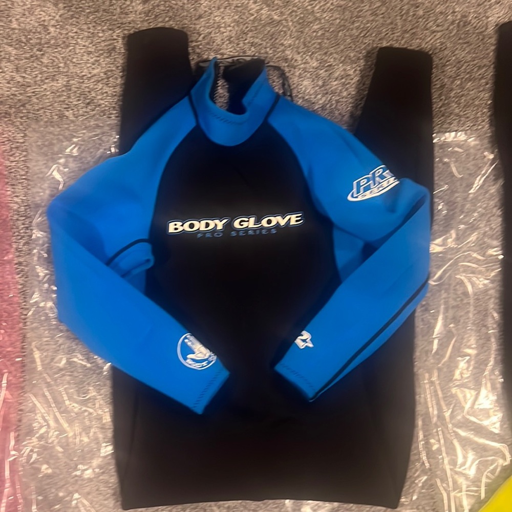 Body glove wet suit